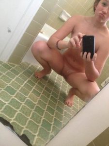 Nackt Selfie Auf Dem Boden Hockend