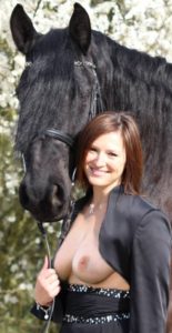 Frau Und Ihr Pferd Sie Zeigt Ihre Titten Amateur Outdoor Flashing