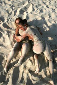 Freundinnen Nur Im Slip Am Strand Im Sand