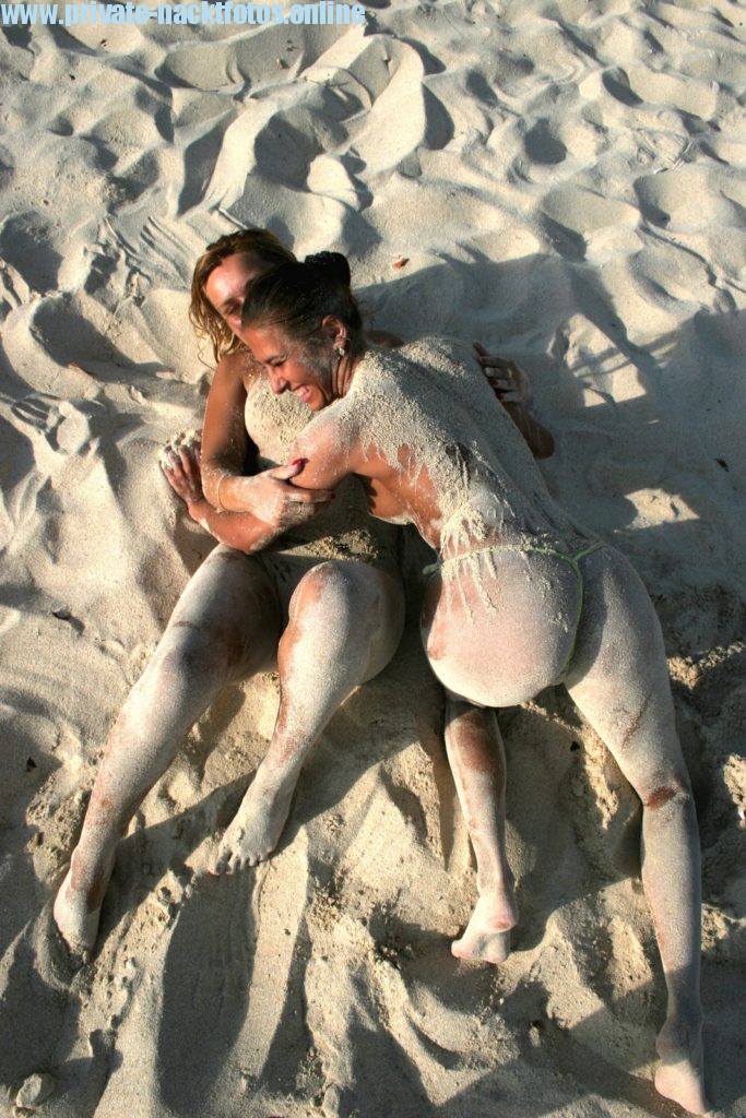 Freundinnen Nur Im Slip Am Strand Im Sand