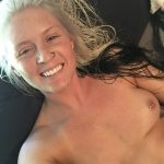 Gepiercte Freundin Macht Ein Titten Selfie