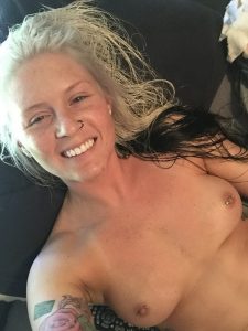 Gepiercte Freundin Macht Ein Titten Selfie