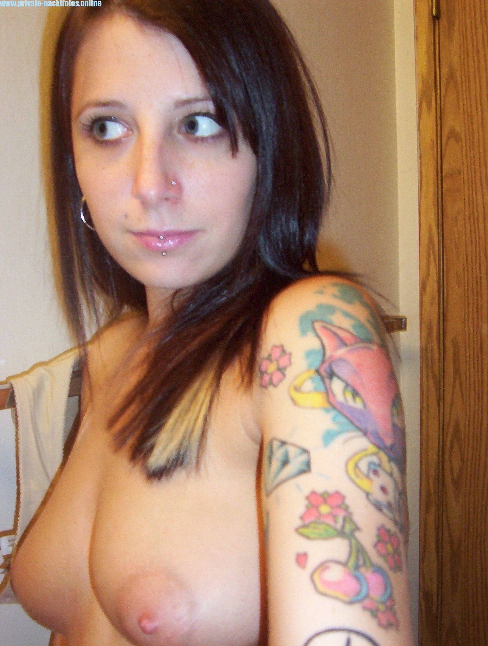 Sexy Freundin Mit Tattoos Selfie Nackt Busen Titten